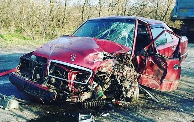 Страшное ДТП под Запорожьем: грузовик превратил легковушку в груду металла