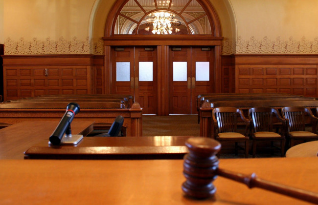 Драка в суде: адвокат бросил стулом в судью и разбил его телефон