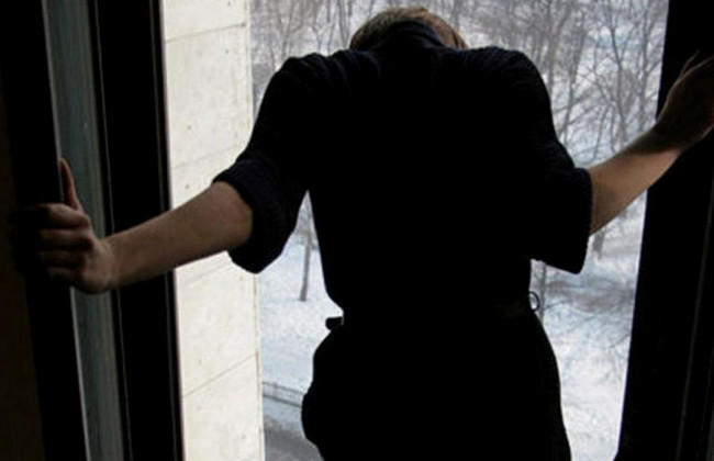 З перерізаним горлом і венами: дівчина стрибнула з багатоповерхівки