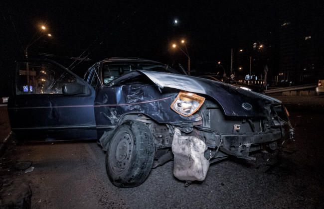 Серьезное ДТП в Киеве: в легковушку на скорости влетело такси