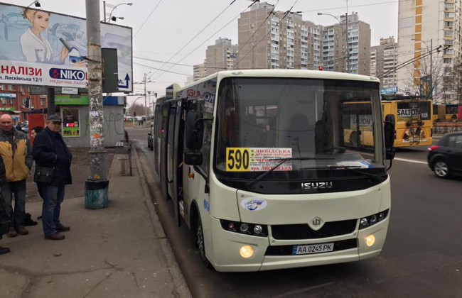 Дерзкий водитель маршрутки разозлил киевлян: видео