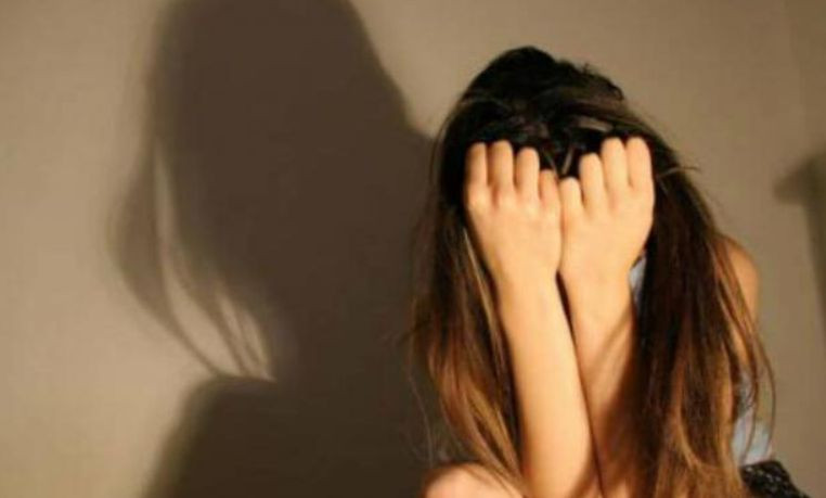 Трагедія на Прикарпатті: 13-річну дівчинку ґвалтував коханець її матері