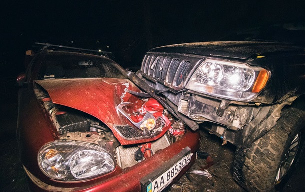 ДТП в Киеве: пьяный водитель на скорости вылетел на обочину и смял два автомобиля
