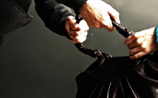 Набросился и пытался ограбить: в Киеве неизвестный напал на сотрудницу прокуратуры