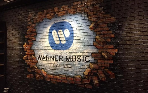 Warner Music заключил контракт с искусственным интеллектом, а рэпера R Kelly обвинили в неуплате алиментов