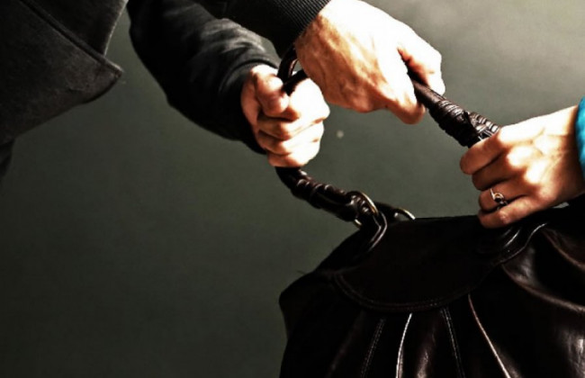 Набросился и пытался ограбить: в Киеве неизвестный напал на сотрудницу прокуратуры