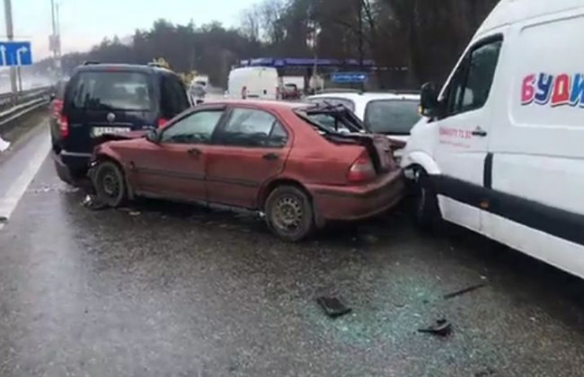 На Бориспольском шоссе столкнулись 9 автомобилей: заблокированы две полосы движения