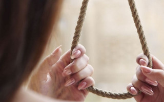 Оставила предсмертную записку: 16-летняя девушка повесилась из-за ссор с матерью парня