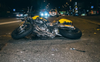 В Киеве Opel снес мотоциклиста: виновник аварии скрылся