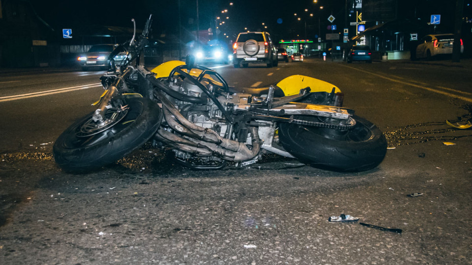 В Киеве Opel снес мотоциклиста: виновник аварии скрылся