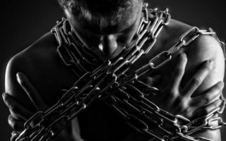 Три года держал сына на цепи: стали известны подробности трагедии под Сумами