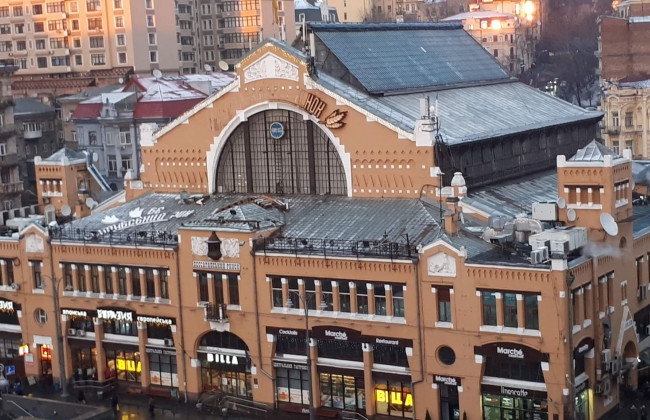 Не выдержала натиска стихии: на Бессарабском рынке из-за снега обвалилась надпись