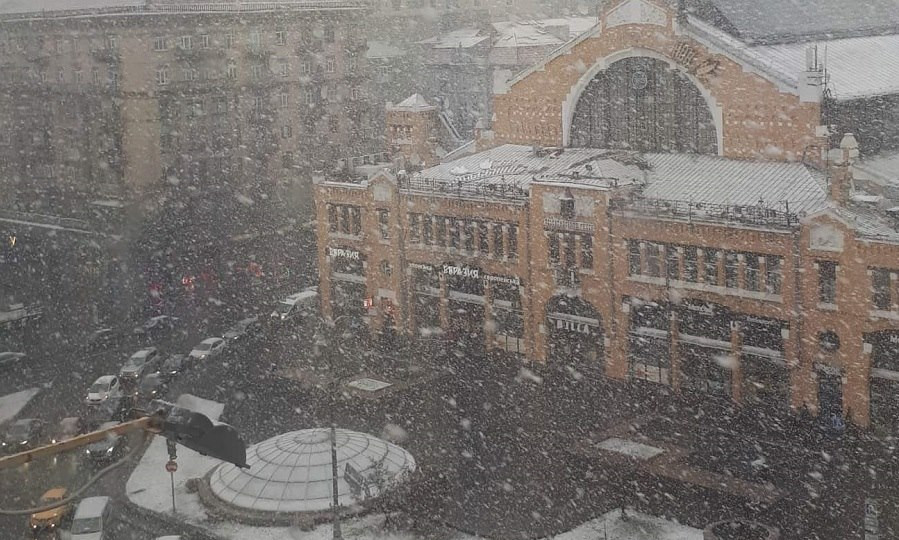 Зима вернулась в Киев: столицу засыпает снегом