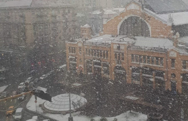Зима вернулась в Киев: столицу засыпает снегом