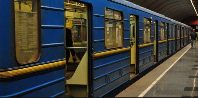 Киевляне сняли на видео коллапс в метро: впечатляющие кадры