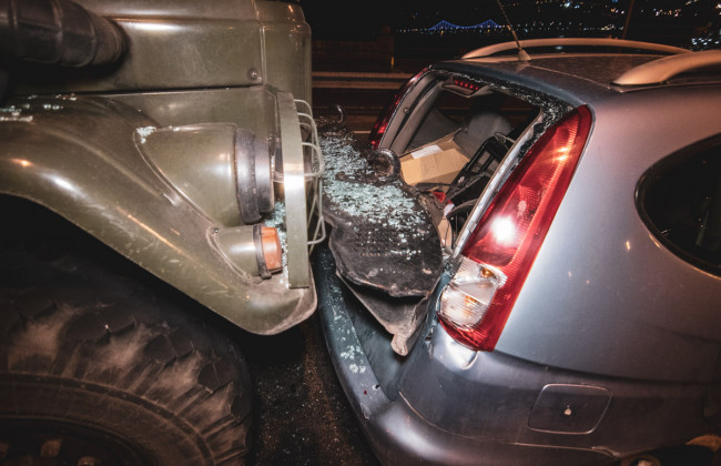 Серьезное ДТП в Киеве: военный грузовик влетел в легковушку