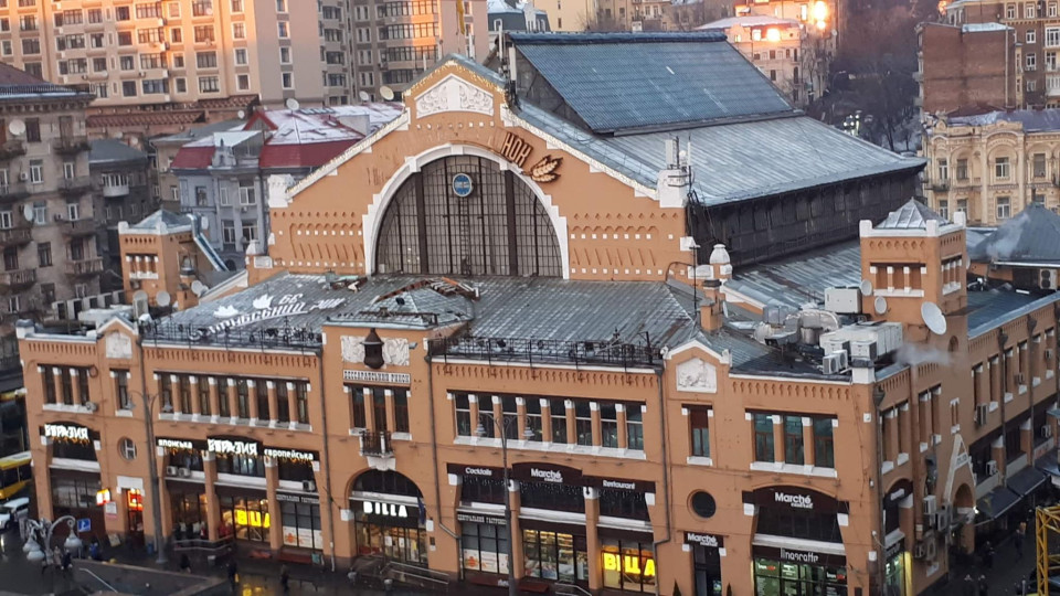 Не выдержала натиска стихии: на Бессарабском рынке из-за снега обвалилась надпись
