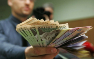 Работница банка воровала деньги клиентов за коммуналку