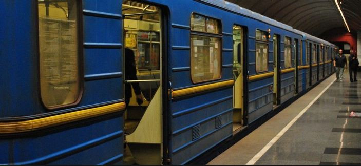Киевляне сняли на видео коллапс в метро: впечатляющие кадры