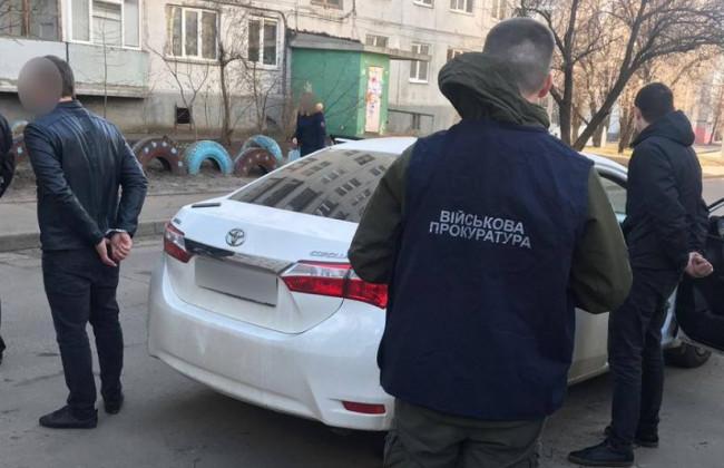 Отримали 7 тисяч доларів хабара: у Харкові затримали двох оперуповноважених