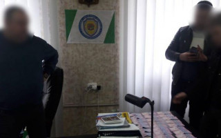 Отримав понад 100 тисяч гривень хабара: ДБР викрило чиновника