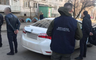 Отримали 7 тисяч доларів хабара: у Харкові затримали двох оперуповноважених
