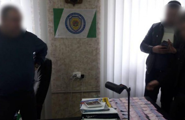 Отримав понад 100 тисяч гривень хабара: ДБР викрило чиновника