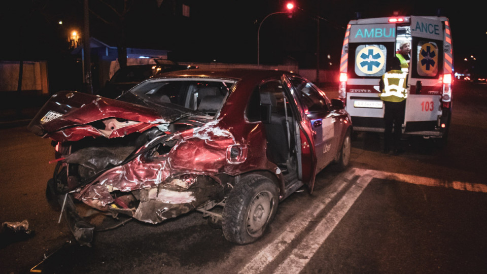 ДТП в Киеве: водитель BMW вылетел на встречку и протаранил 6 автомобилей