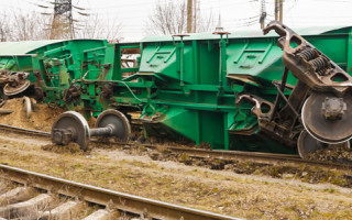 В Киеве на Выдубичах семь вагонов поезда сошли с рельсов
