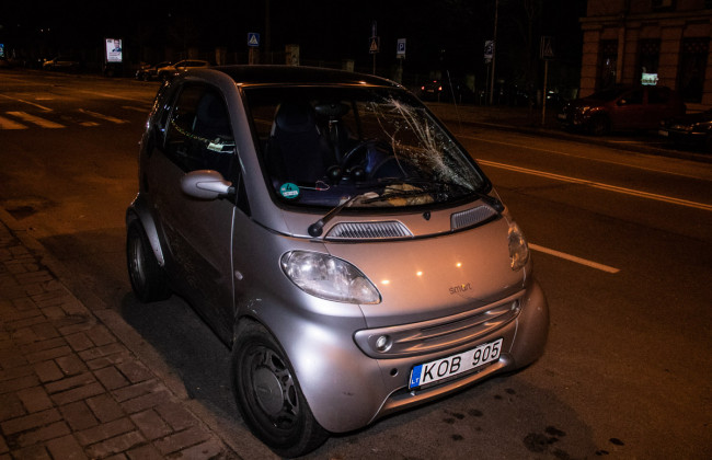 В Киеве Smart сбил девушку на пешеходном переходе: пострадавшая — в больнице