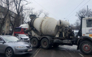 Масштабное ДТП в Одессе: столкнулись 5 автомобилей и бетономешалка