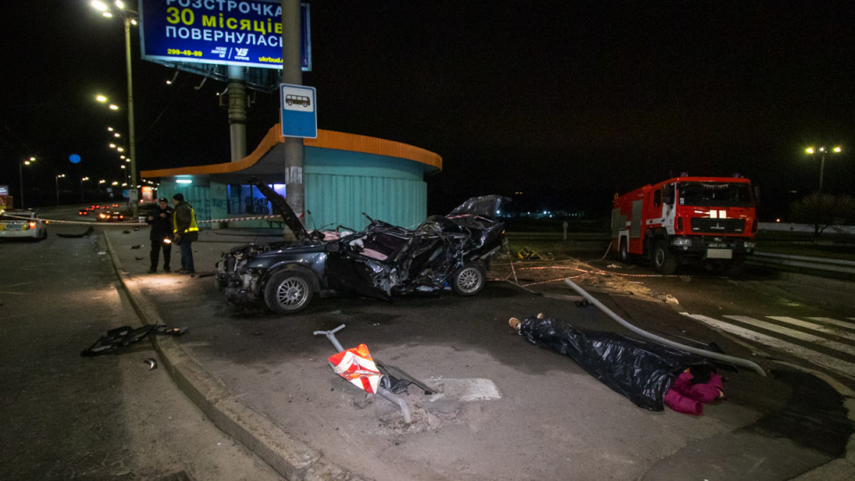 В Киеве Subaru на бешеной скорости влетел в столб: есть погибшие