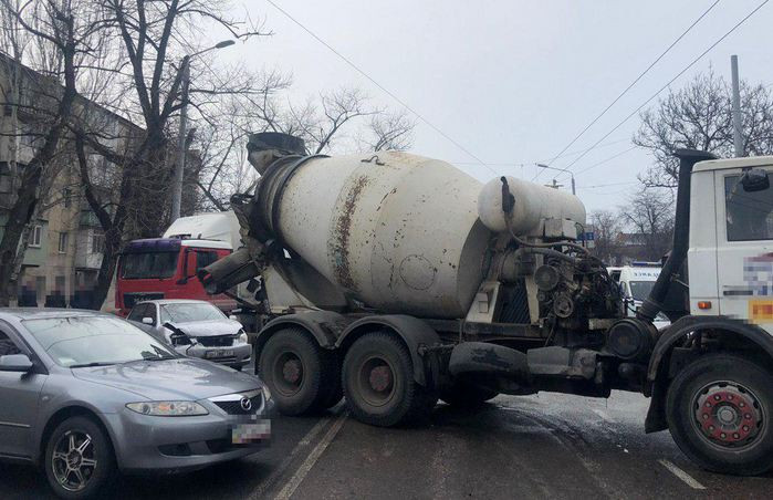 Масштабное ДТП в Одессе: столкнулись 5 автомобилей и бетономешалка