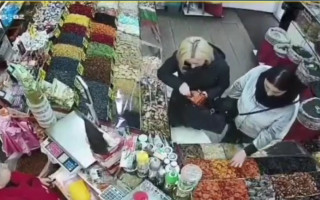 «Работает» в продуктовых магазинах: киевлянам показали дерзкую воровку