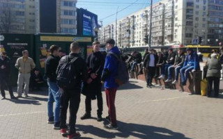 В Киеве возле здания ЦИК собрались десятки мужчин