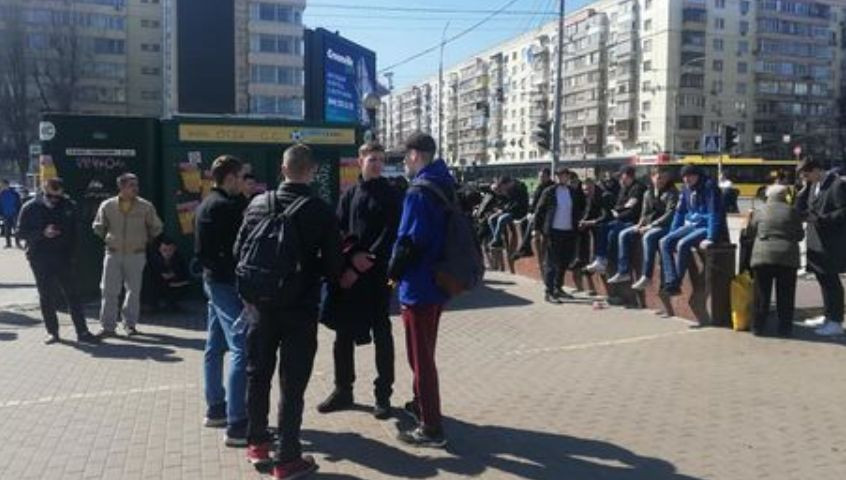 В Киеве возле здания ЦИК собрались десятки мужчин