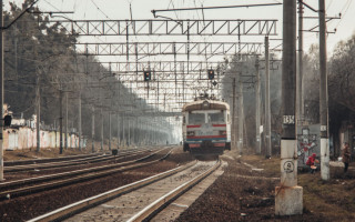 Умер моментально: под Киевом товарный поезд снес мужчину