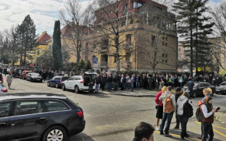 Образовались огромные очереди: украинцы активно голосуют в Европе