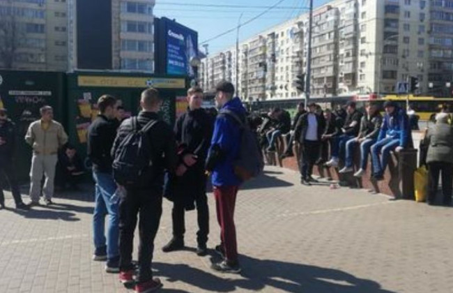 В Киеве возле здания ЦИК собрались десятки мужчин