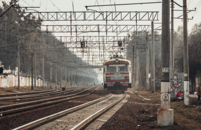 Умер моментально: под Киевом товарный поезд снес мужчину