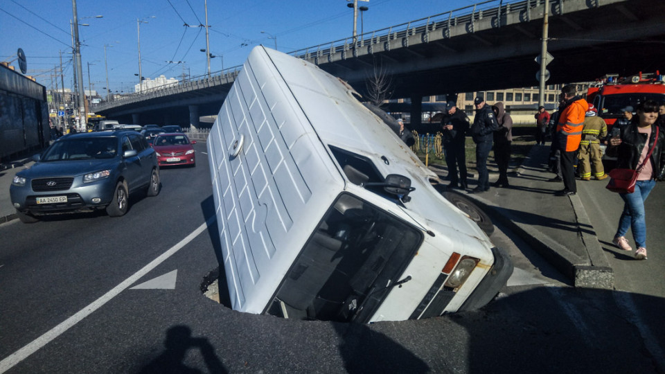 В Киеве обвалился асфальт: микроавтобус ушел под землю