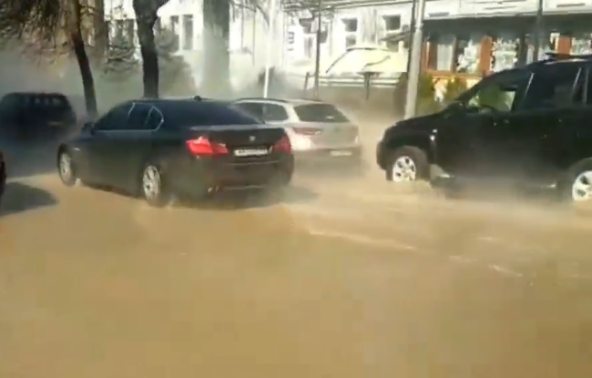 В центре столицы прорвало трубу: дорогу залило кипятком