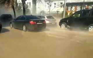 В центре столицы прорвало трубу: дорогу залило кипятком