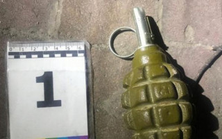 В шаге от трагедии: у детских площадок в Тернополе нашли гранату