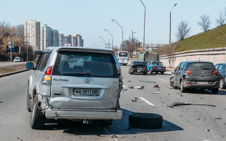 В Киеве под Южным мостом столкнулись 4 легковушки
