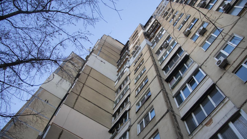 В Киеве пенсионер выбросился из окна многоэтажки