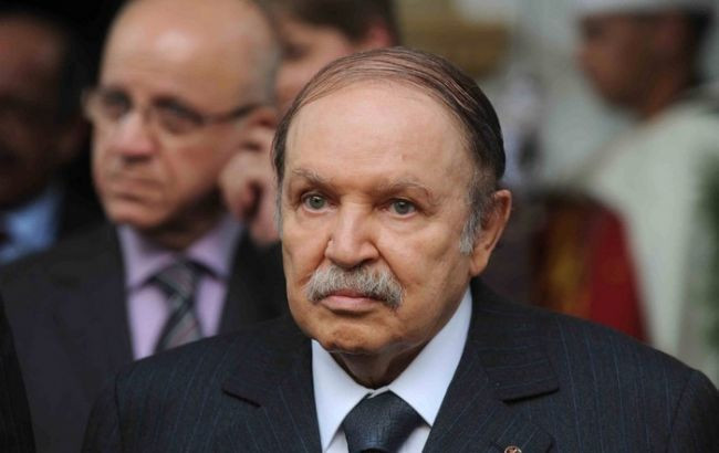 Президент Алжира уходит в отставку: известна причина
