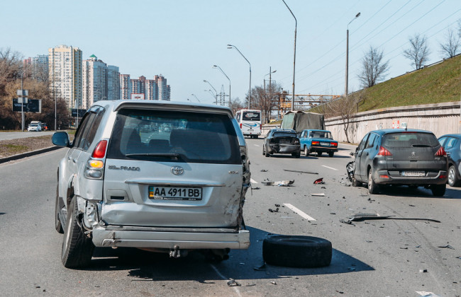 В Киеве под Южным мостом столкнулись 4 легковушки