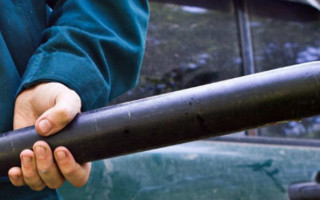 В Киеве охранник супермаркета металлической трубой избил подростка