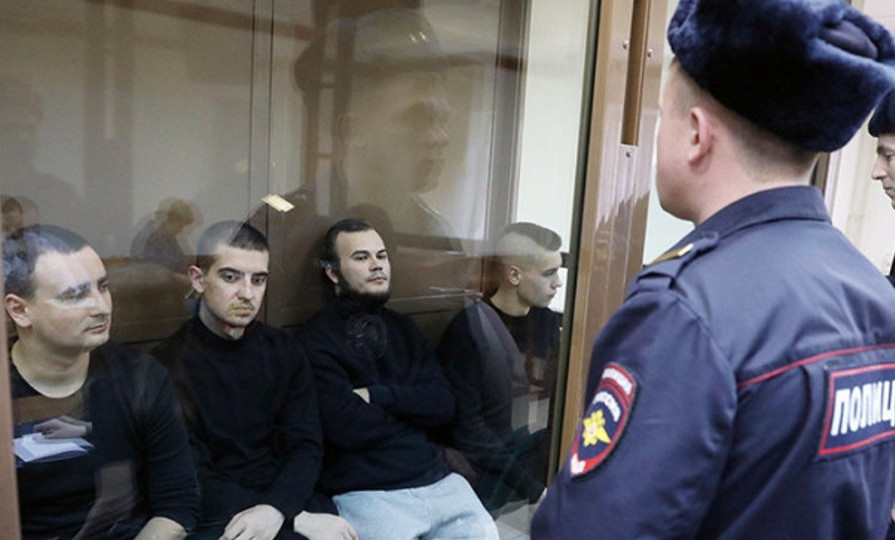 «Суд» над моряками в РФ: апелляцию троих украинцев перенесли